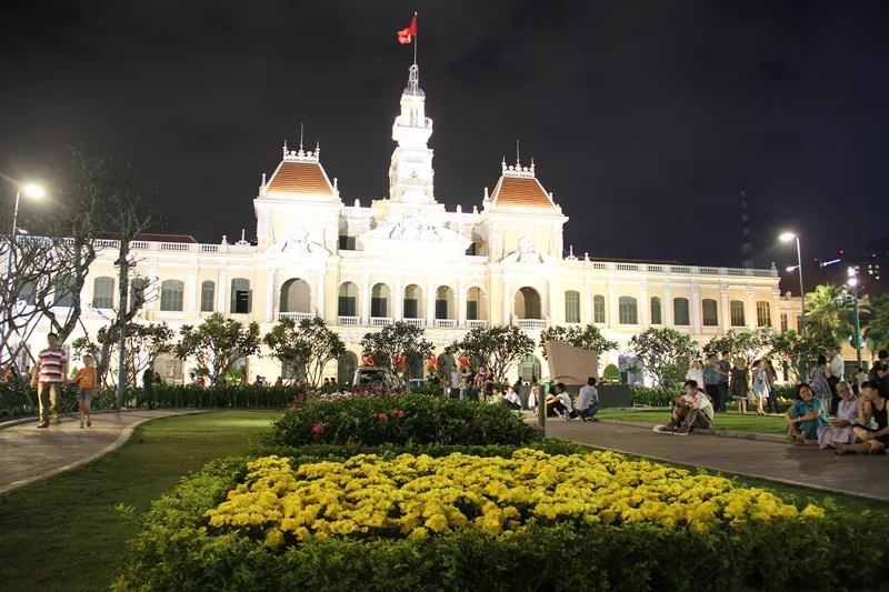 Người dân TP.HCM xuống đường tận hưởng thời khắc giao thừa ảnh 1